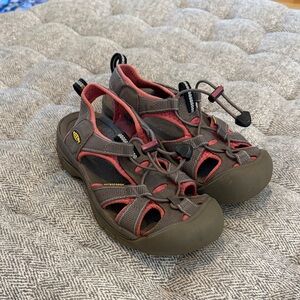 Keen sandals size 6.5